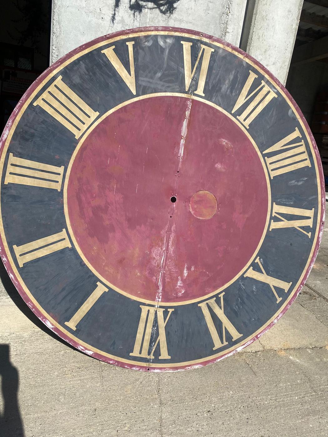 Das Zifferblatt der Giebeluhr