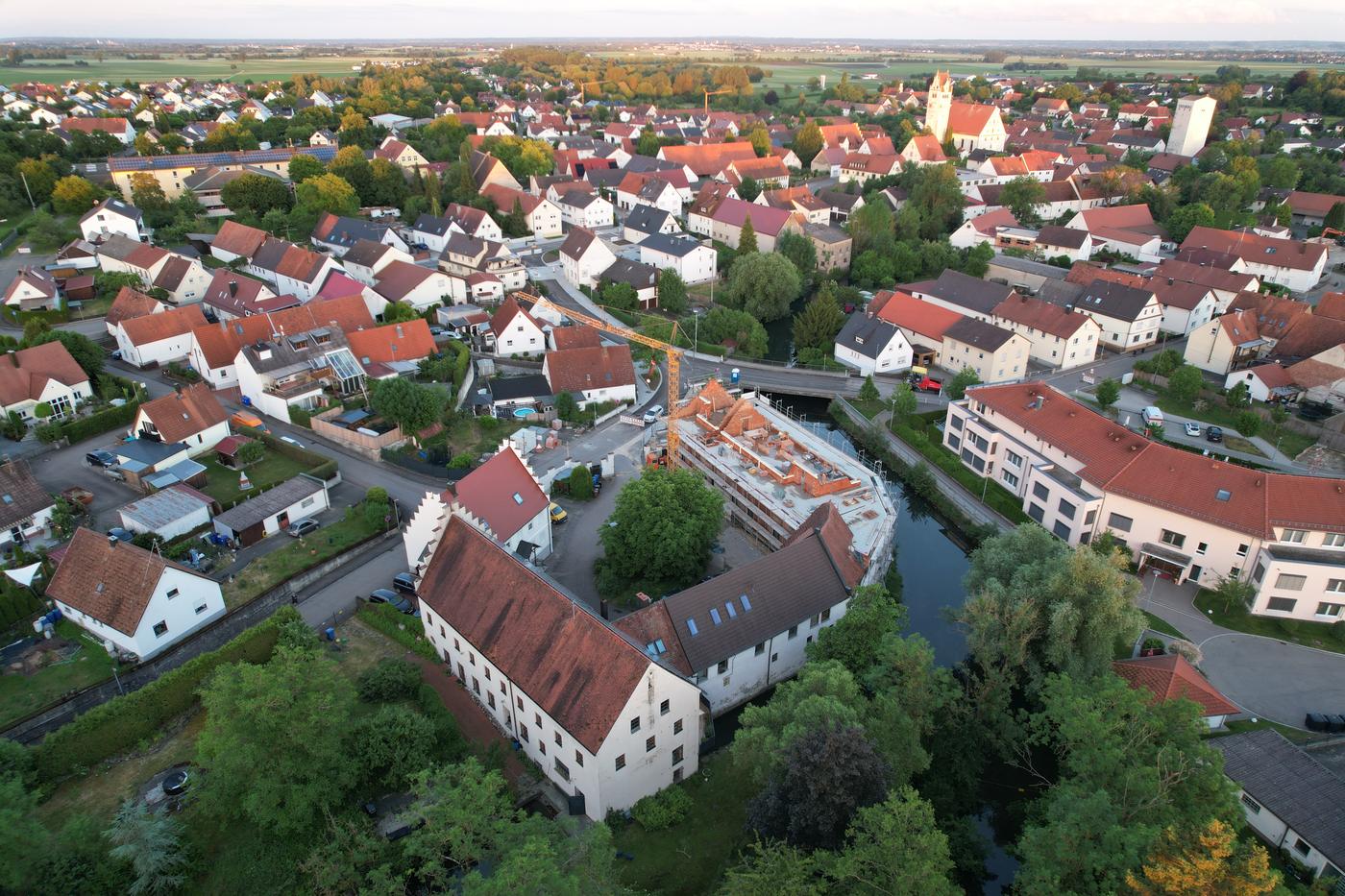 Wittislingen aus der Luft mit der Wohnanlage an der Egau im Vordergrund
